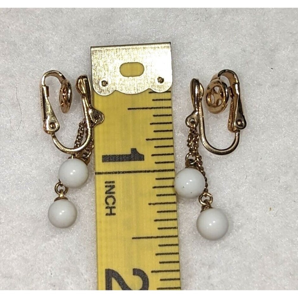Crown Trifari Gold Tone Chain White Bead Dangle Vintage Clip Ons - Picture 10 of 10